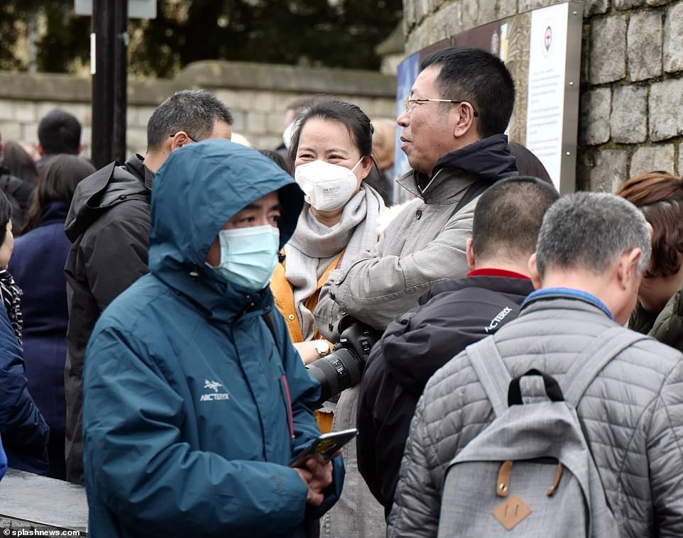 Anh ráo riết truy tìm gần 500 người Vũ Hán giữa "bão" dịch virus corona