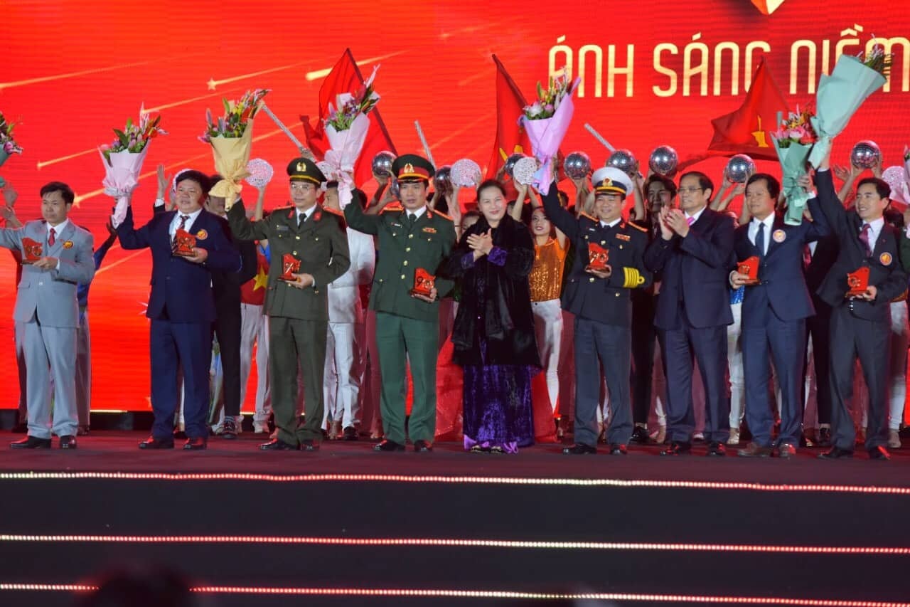 Cầu truyền h&igrave;nh &ldquo;&Aacute;nh s&aacute;ng niềm tin&rdquo; ở nơi đầu ti&ecirc;n đ&oacute;n cuốn Đường K&aacute;ch mệnh - 8