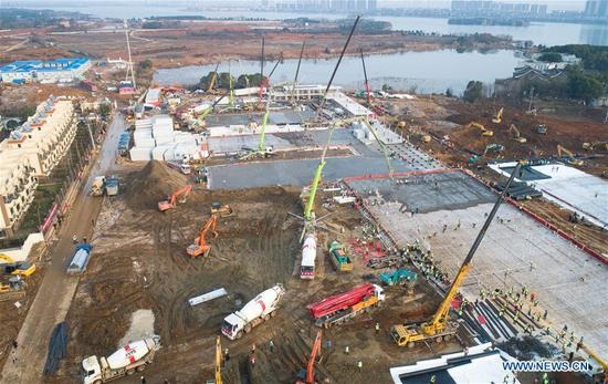 Bệnh viện dã chiến Vũ Hán đón bệnh nhân đầu tiên sau 10 ngày xây dựng