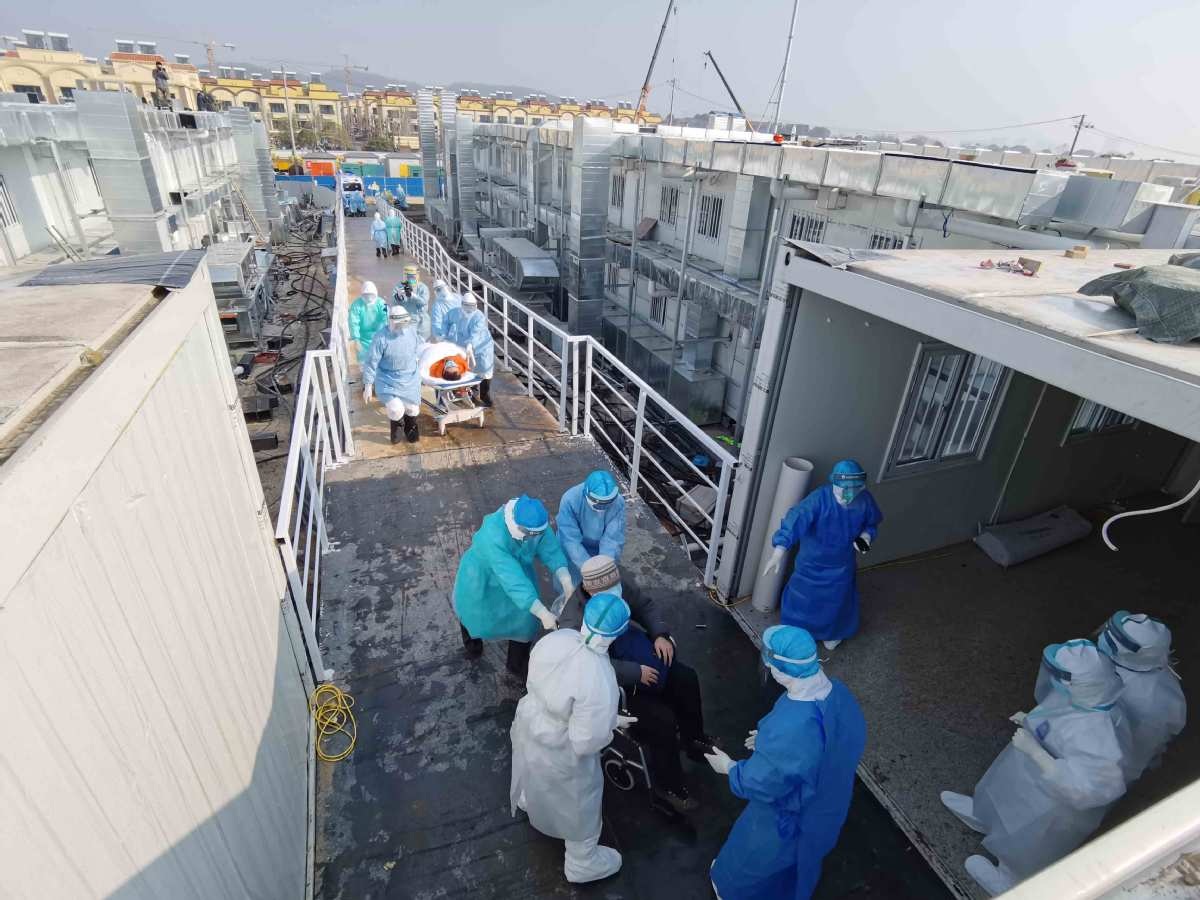 Bệnh viện dã chiến Vũ Hán đón bệnh nhân đầu tiên sau 10 ngày xây dựng