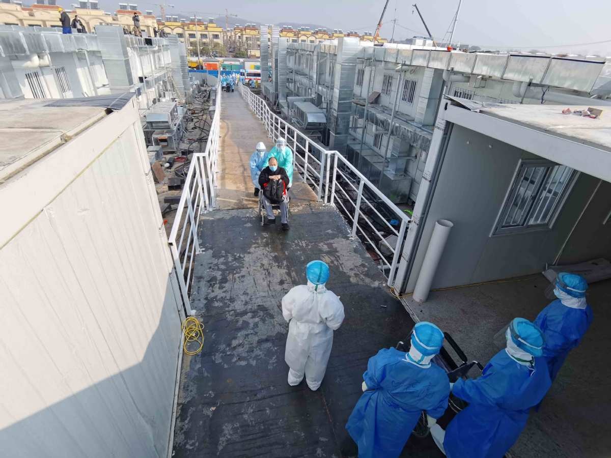 Bệnh viện dã chiến Vũ Hán đón bệnh nhân đầu tiên sau 10 ngày xây dựng