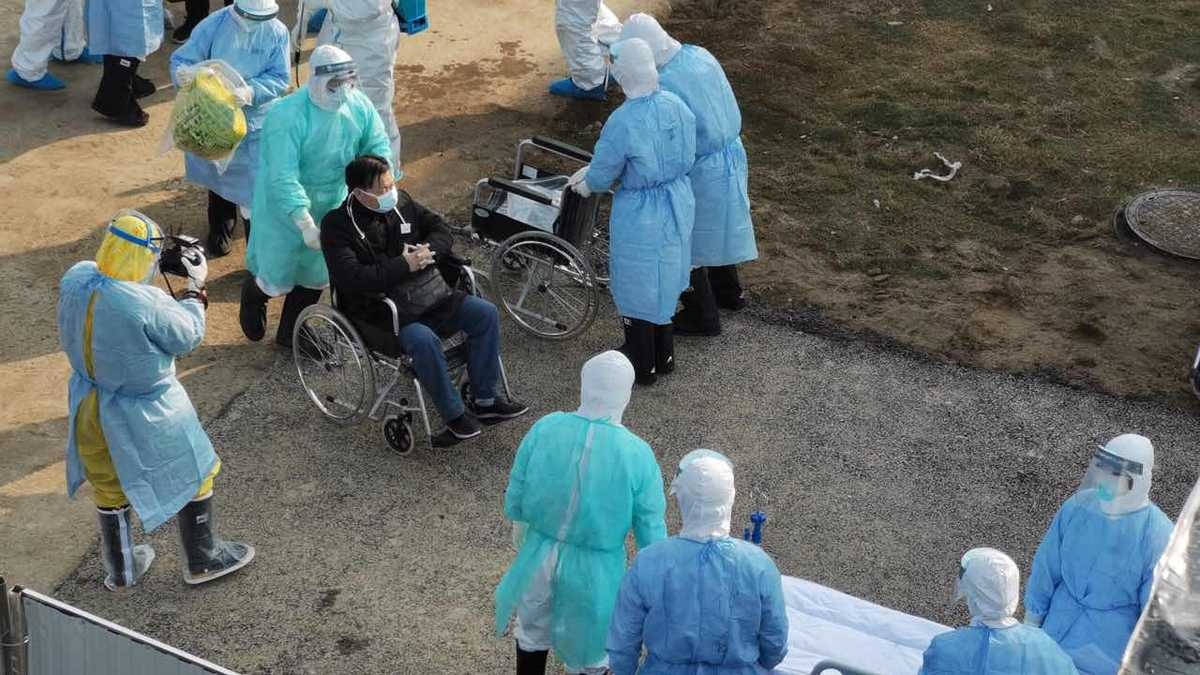 Bệnh viện dã chiến Vũ Hán đón bệnh nhân đầu tiên sau 10 ngày xây dựng