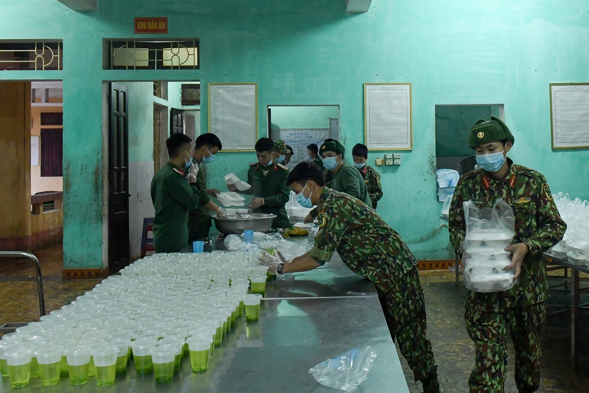 Chiến sĩ vội vã chuẩn bị hàng trăm suất cơm trong khu cách ly tại Lạng Sơn - 18 Chiến sĩ vội vã chuẩn bị hàng trăm suất cơm trong khu cách ly tại Lạng Sơn - 18