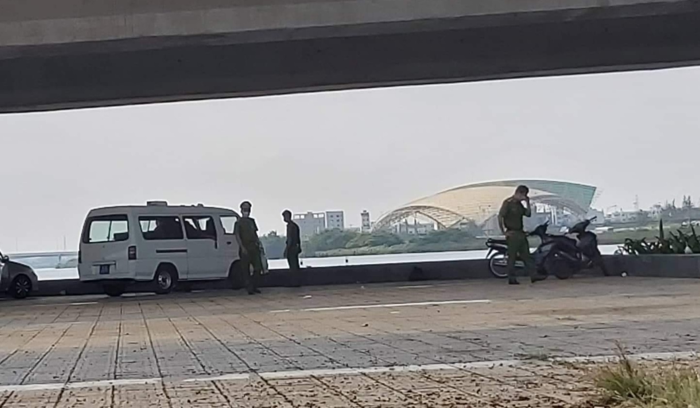 Phát hiện vali chứa thi thể trôi trên sông Hàn - 2 Phát hiện vali chứa thi thể trôi trên sông Hàn - 2