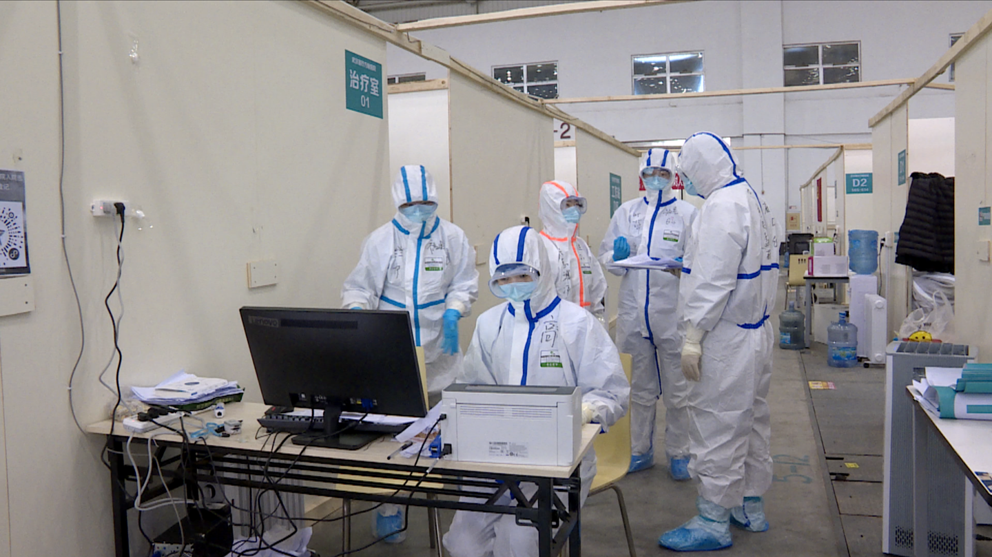 “Cuộc chiến” bên trong bệnh viện chống dịch corona tại Trung Quốc