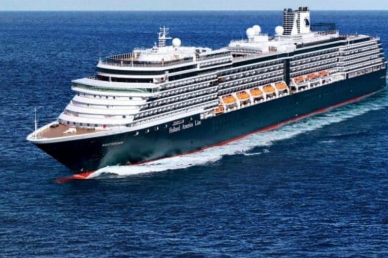 Du thuyền chở hơn 2.000 người lênh đênh trên biển vì liên tục bị "hắt hủi"