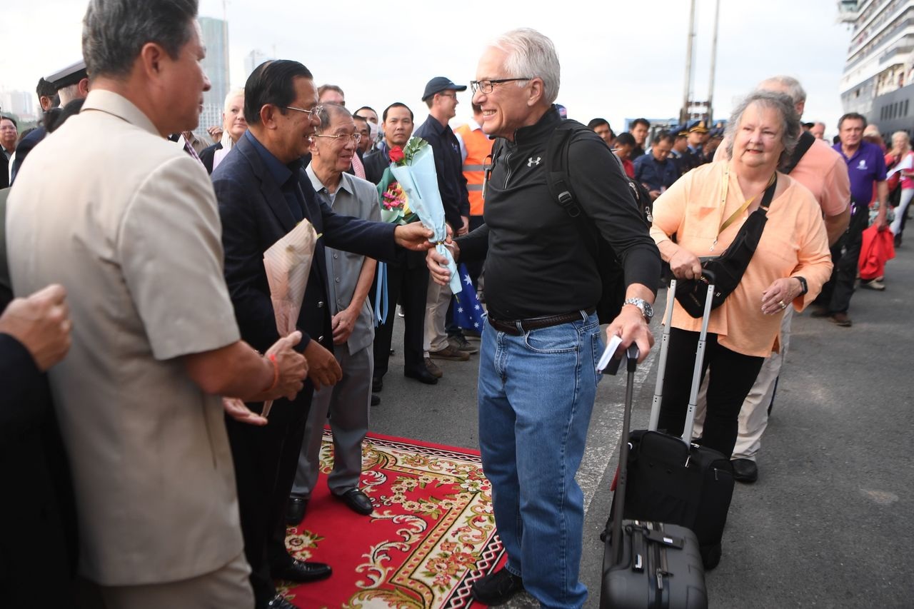 Quy trình sàng lọc đã bỏ sót khách nhiễm corona trên tàu cập bến Campuchia