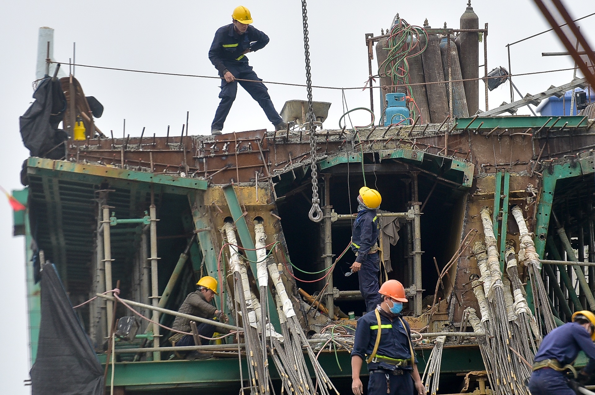 Đại công trường trên cao 9.400 tỷ xuyên đường cong mềm mại ở Hà Nội - 1 Đại công trường trên cao 9.400 tỷ xuyên đường cong mềm mại ở Hà Nội - 1