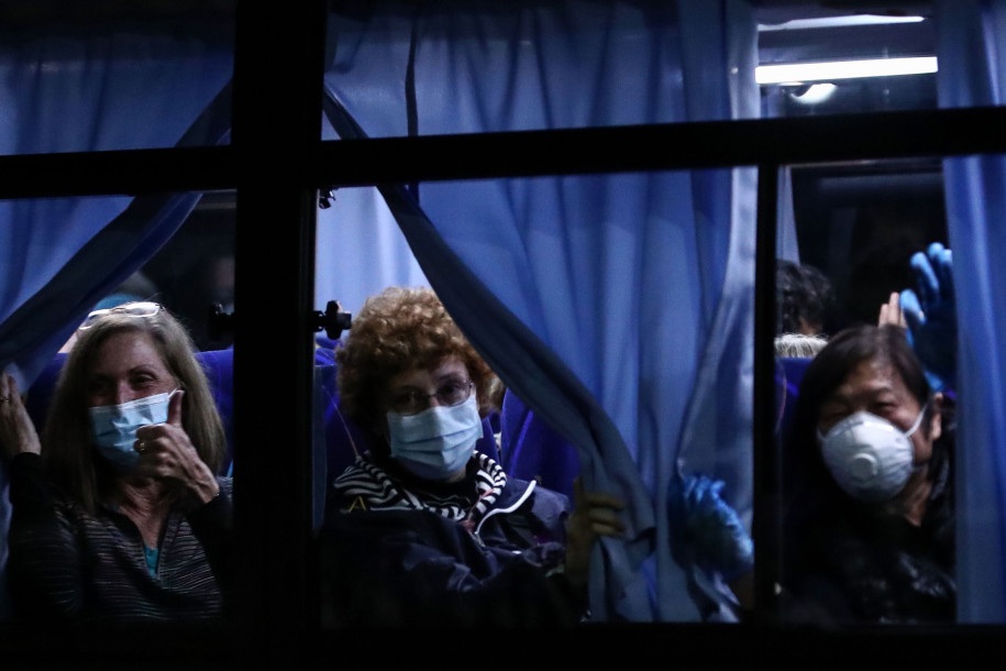 Vì sao vợ chồng Mỹ từ chối rời khỏi du thuyền bị cách ly tại Nhật?