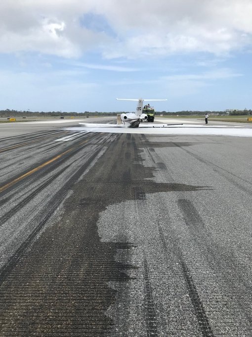 Video máy bay Mỹ mài bụng tóe lửa trên đường băng