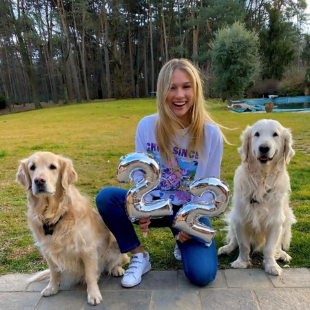 Ngắm bạn gái xinh đẹp của Alexis Sanchez - 1