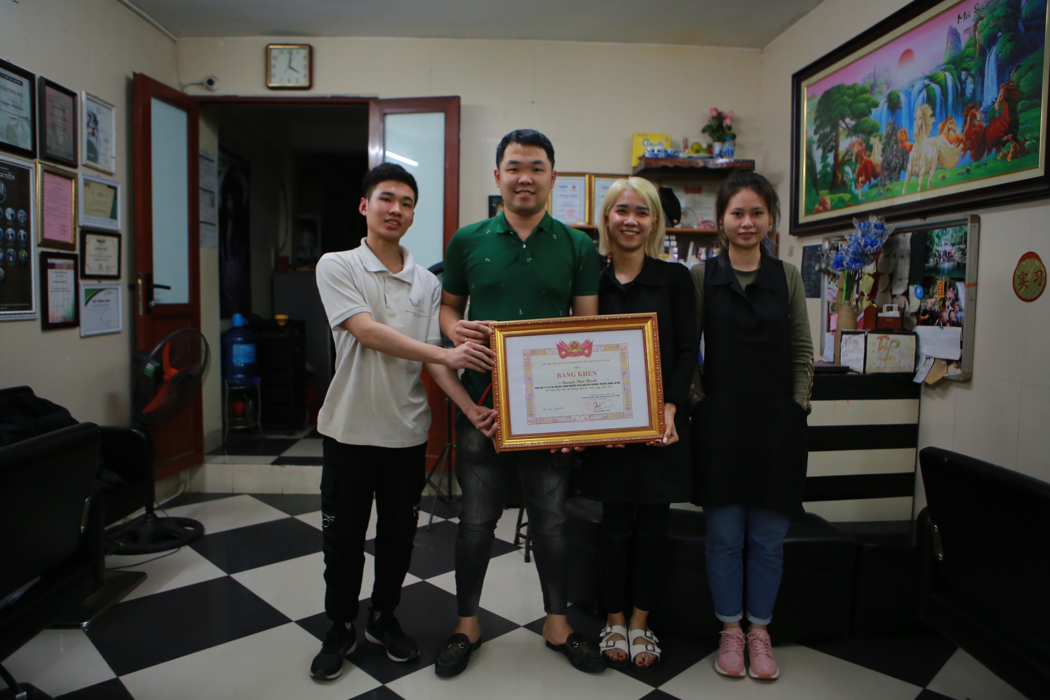 Chàng trai khiếm thính dạy cắt tóc miễn phí cho người khuyết tật ở Hà Nội - 16 Chàng trai khiếm thính dạy cắt tóc miễn phí cho người khuyết tật ở Hà Nội - 16