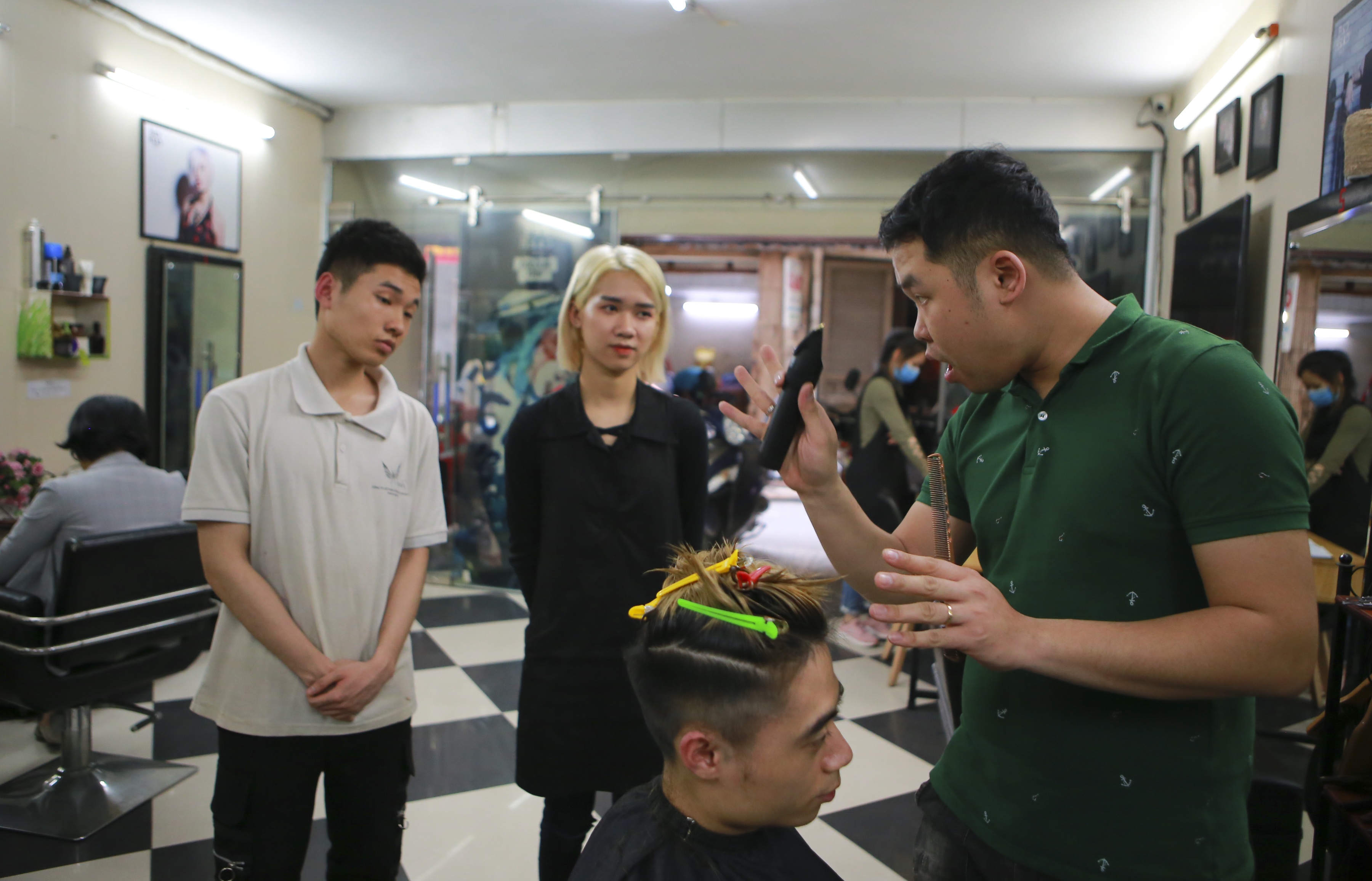 Chàng trai khiếm thính dạy cắt tóc miễn phí cho người khuyết tật ở Hà Nội