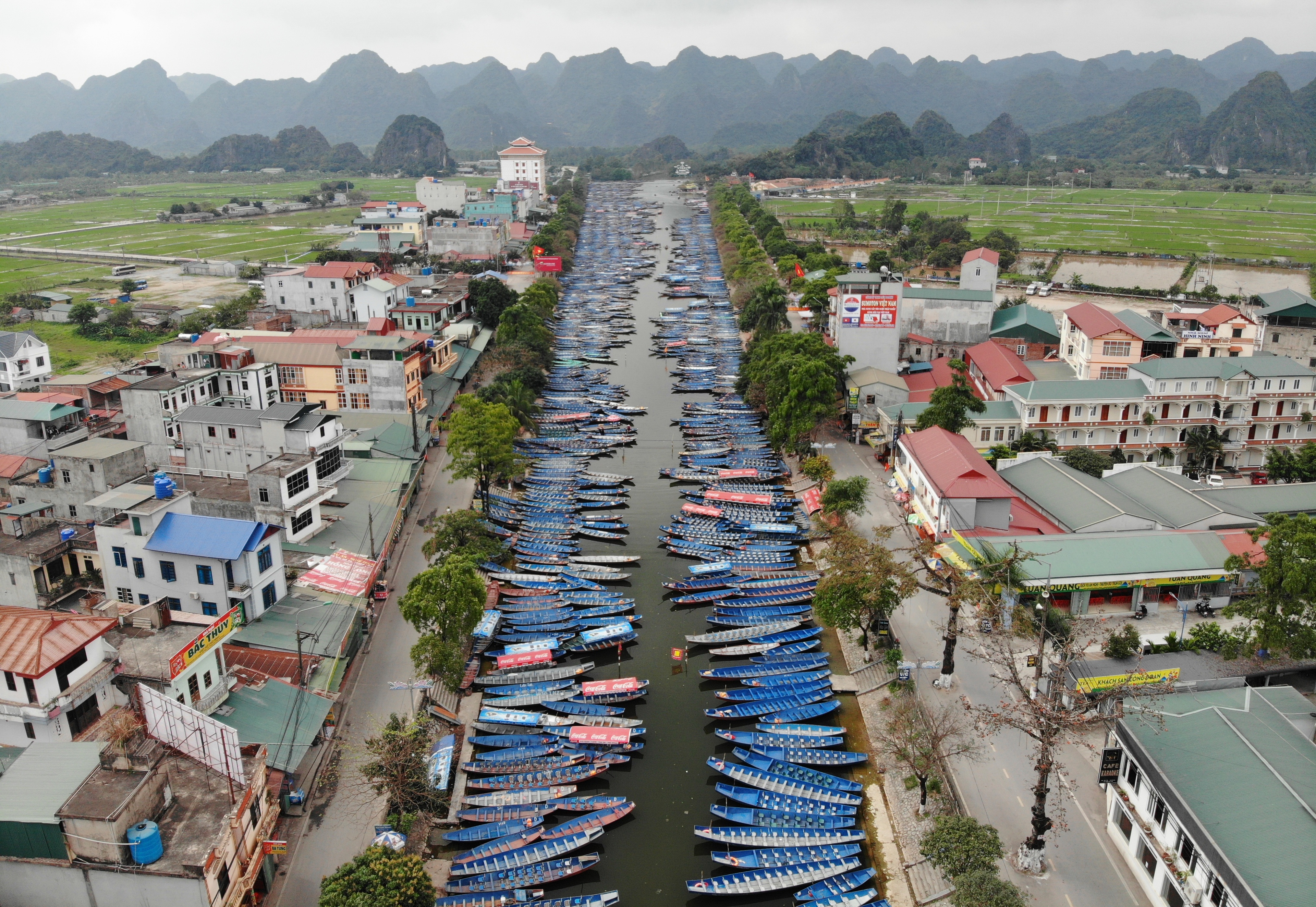 Chùa Hương vắng lặng, hàng nghìn con đò phơi sương chờ khách - 3