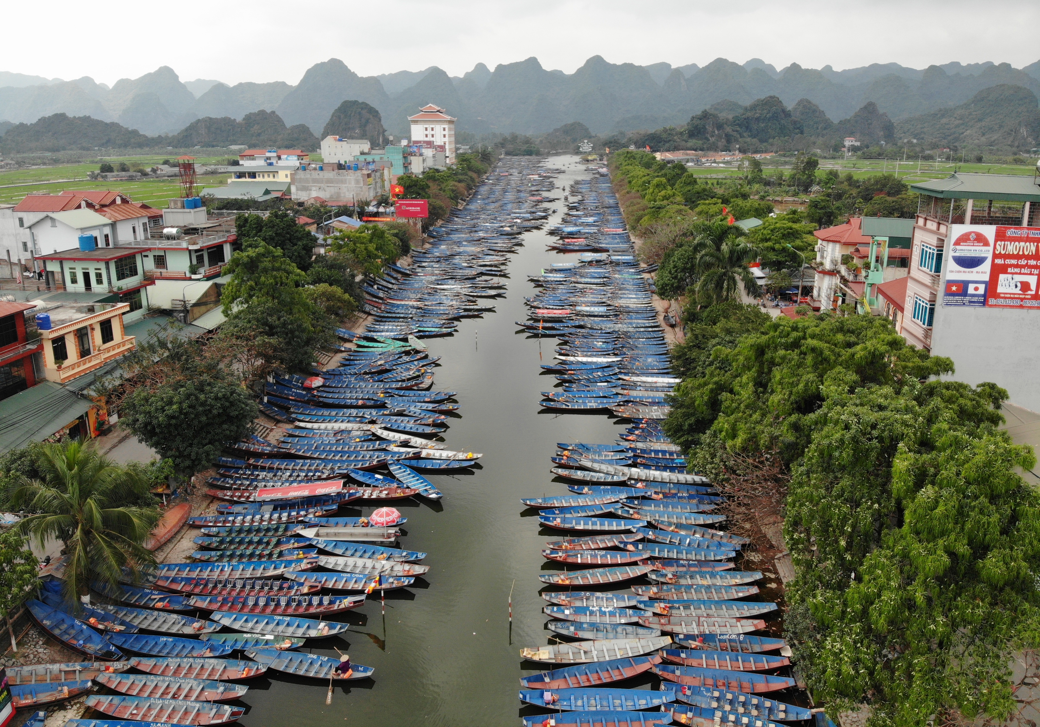 Chùa Hương vắng lặng, hàng nghìn con đò phơi sương chờ khách - 11