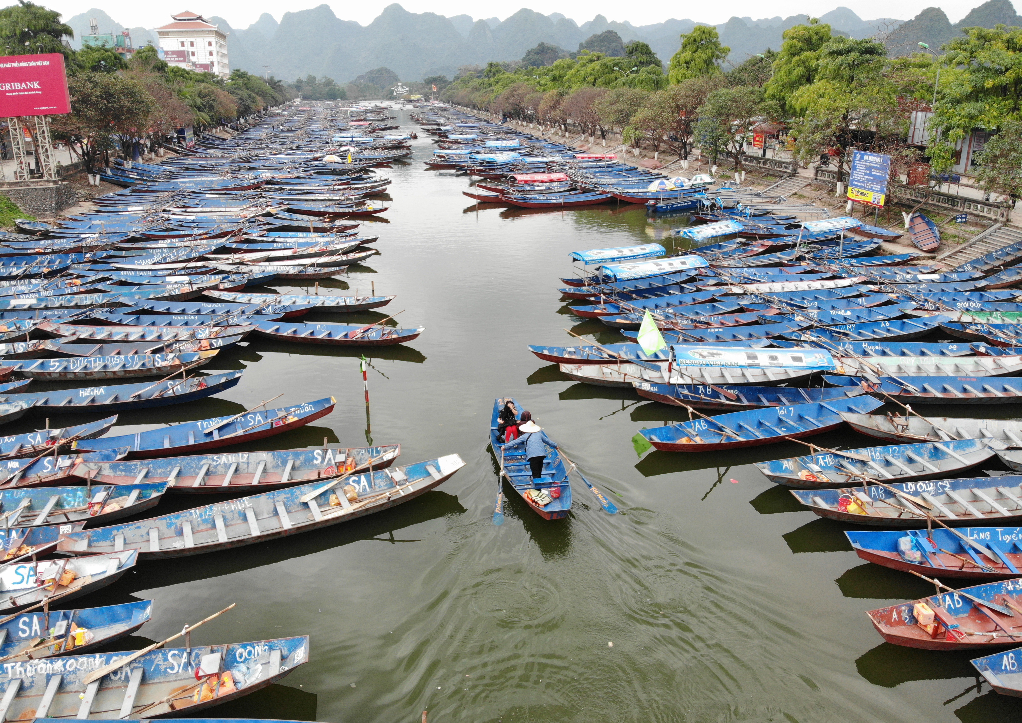 Chùa Hương vắng lặng, hàng nghìn con đò phơi sương chờ khách - 4