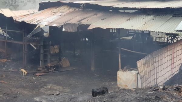 Xưởng gỗ ch&aacute;y dữ dội, 1 người thiệt mạng - 1