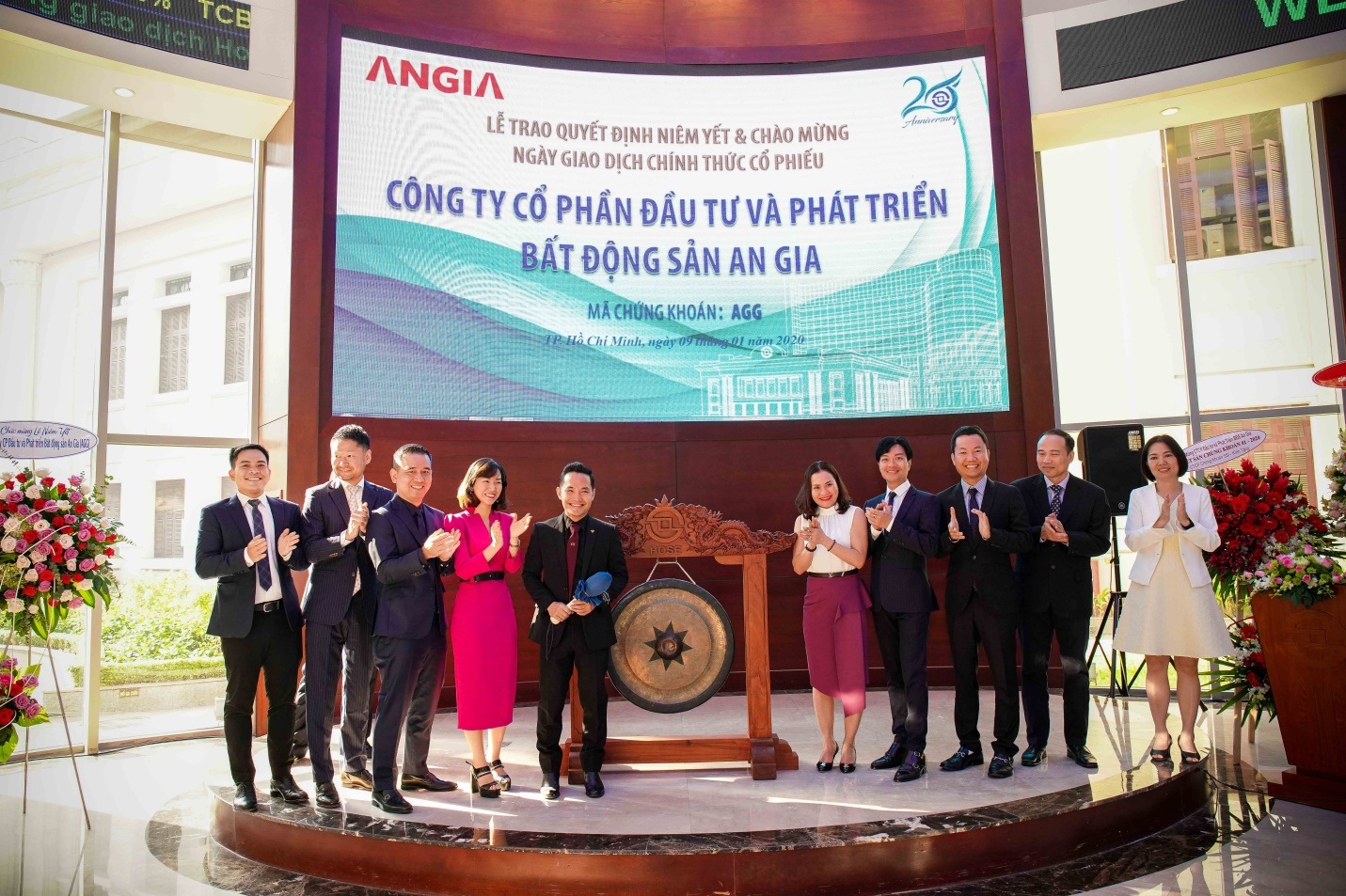 Lãnh đạo An Gia đánh cồng khai trương phiên giao dịch đầu tiên của cổ phiếu AGG trên HOSE ngày 09/01 Lãnh đạo An Gia đánh cồng khai trương phiên giao dịch đầu tiên của cổ phiếu AGG trên HOSE ngày 09/01