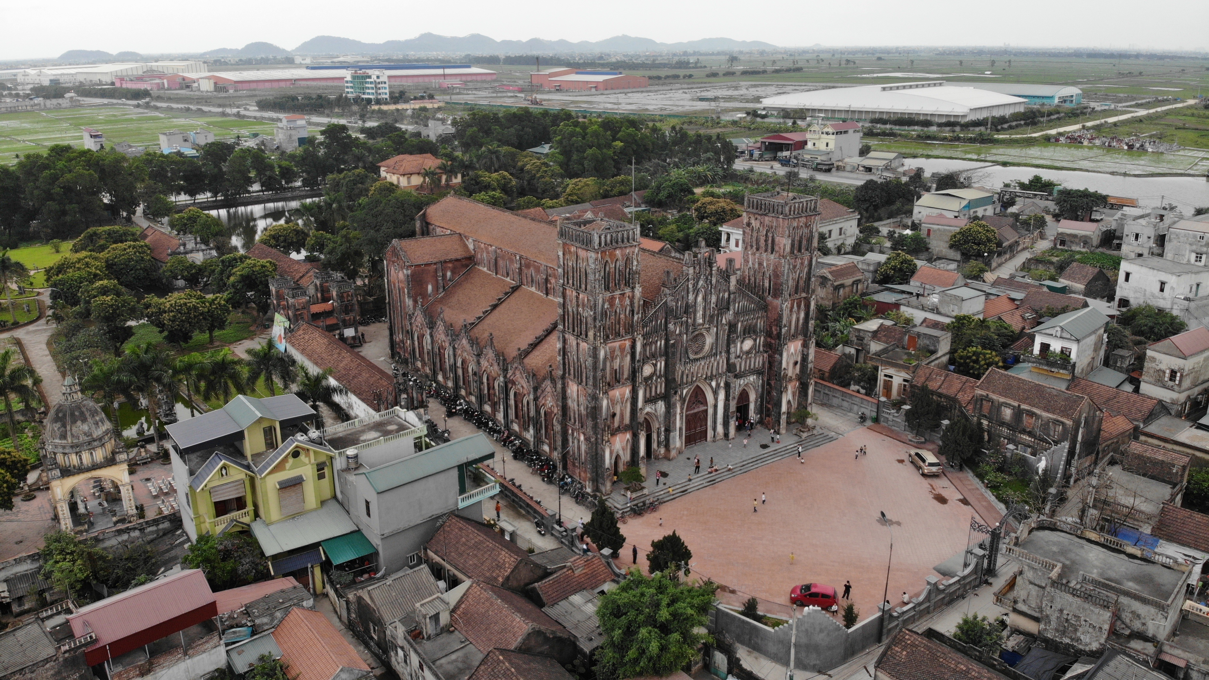 Toàn cảnh Vương cung thánh đường nguy nga, cổ kính ngay gần Hà Nội - 1