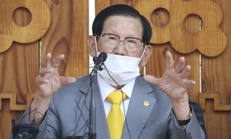 Hàn Quốc đột kích, ép giáo chủ Tân Thiên Địa xét nghiệm Covid-19