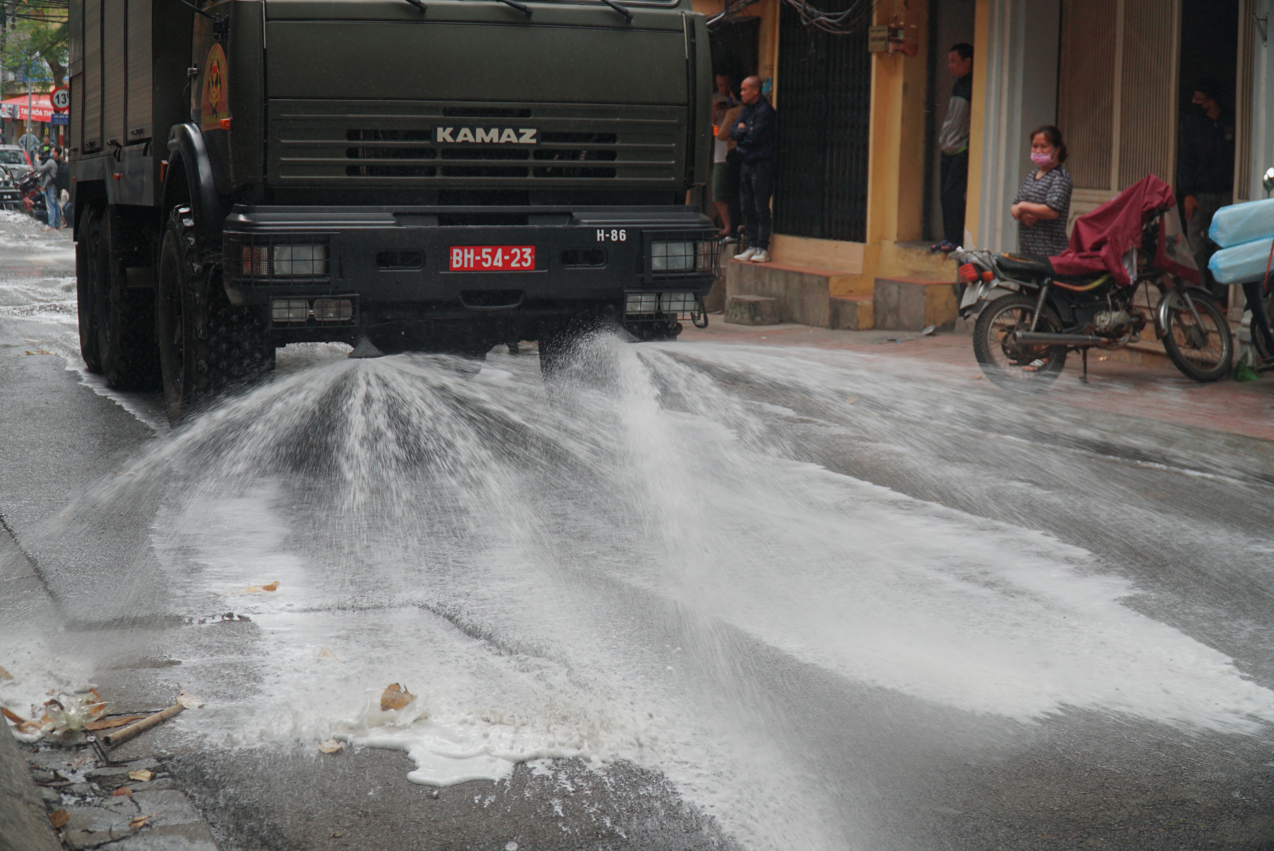 Phố Trúc Bạch: Cách ly, khử trùng và được tiếp tế nhu yếu phẩm - 2