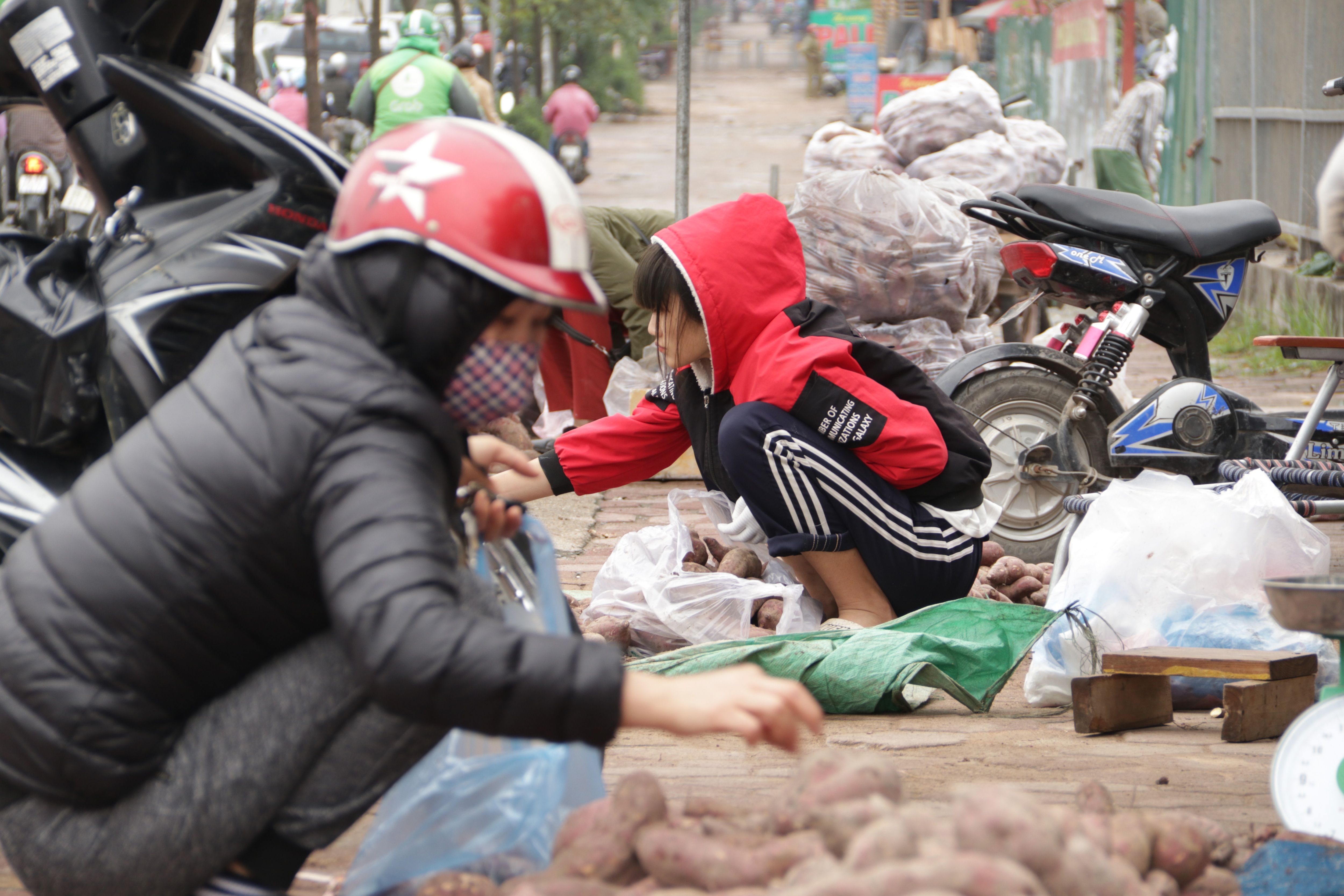 Hà Nội: Lấy mác giải cứu nông sản để chiếm vỉa hè nhiều tuyến phố - 16 Hà Nội: Lấy mác giải cứu nông sản để chiếm vỉa hè nhiều tuyến phố - 16