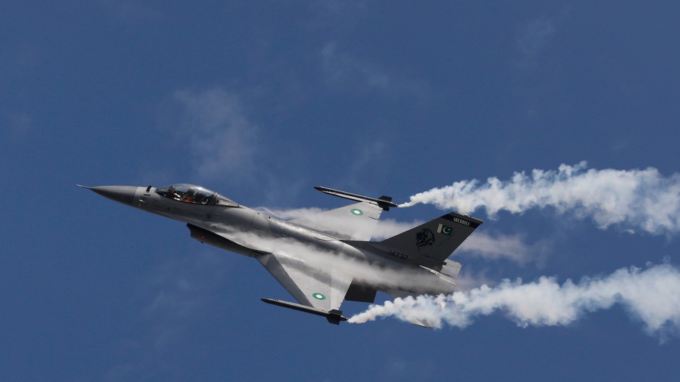 Video máy bay chiến đấu F-16 Pakistan lao thẳng xuống đất khi diễn tập