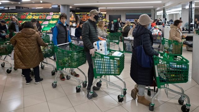 Tây Ban Nha phong tỏa 47 triệu dân, vợ thủ tướng mắc Covid-19