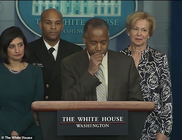 Bộ trưởng Mỹ hứng chỉ trích vì ho trong họp báo với Tổng thống Trump