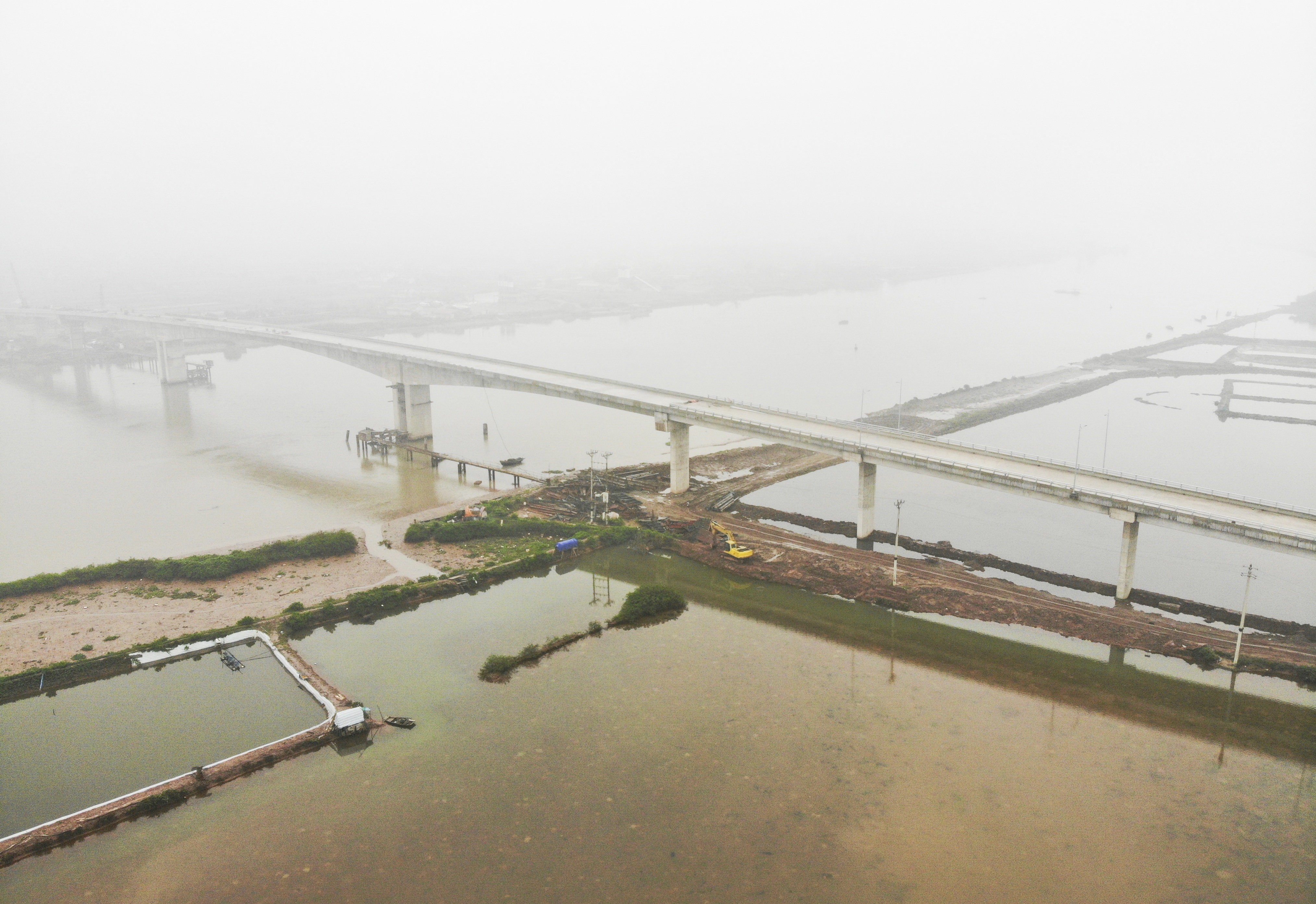 Cận cảnh cây cầu nghìn tỷ vượt sông Ninh Cơ chuẩn bị thông xe - 1