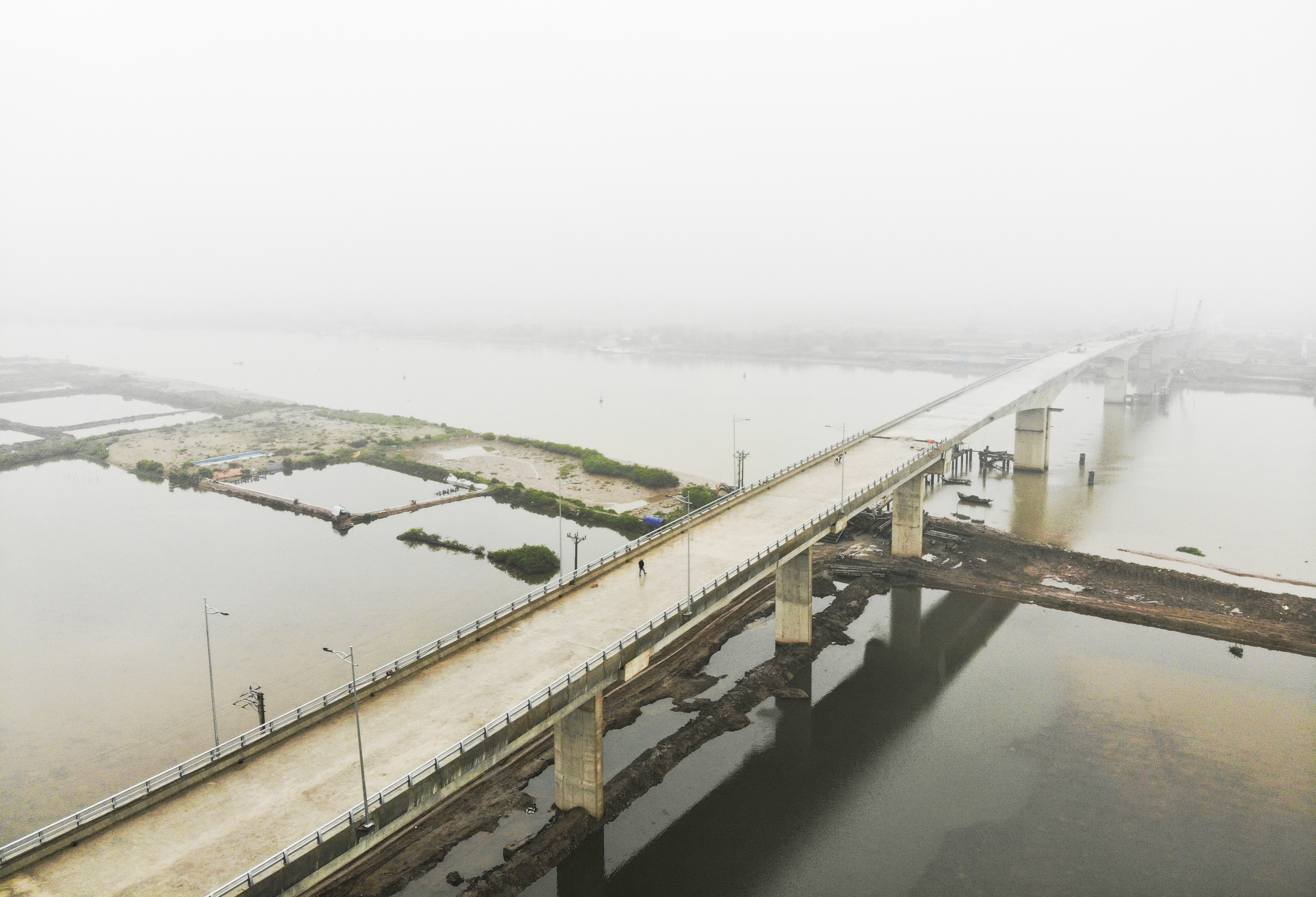 Cận cảnh cây cầu nghìn tỷ vượt sông Ninh Cơ chuẩn bị thông xe