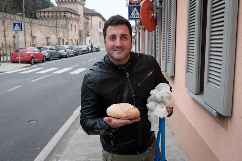 Hành động đẹp “thắp sáng” những ngày dịch Covid-19