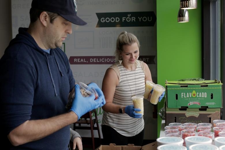 Hành động đẹp “thắp sáng” những ngày dịch Covid-19