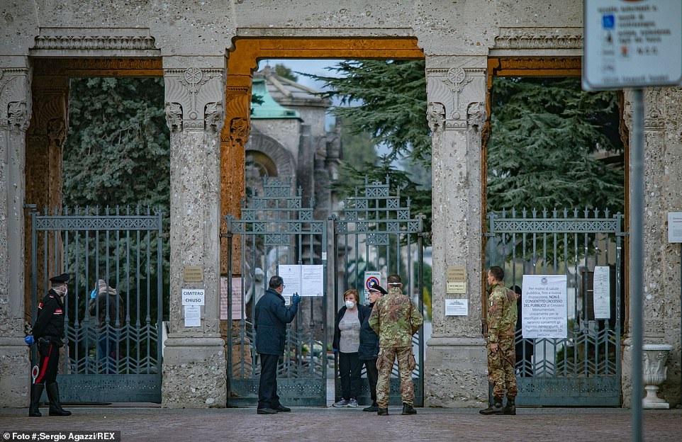 Xe quân sự xếp hàng dài di chuyển thi thể bệnh nhân Covid-19 ở Italia