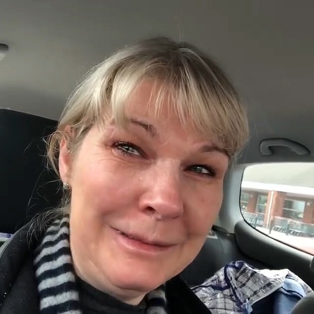 Y tá Anh bật khóc vì siêu thị trống trơn sau ca làm việc kéo dài 48 giờ