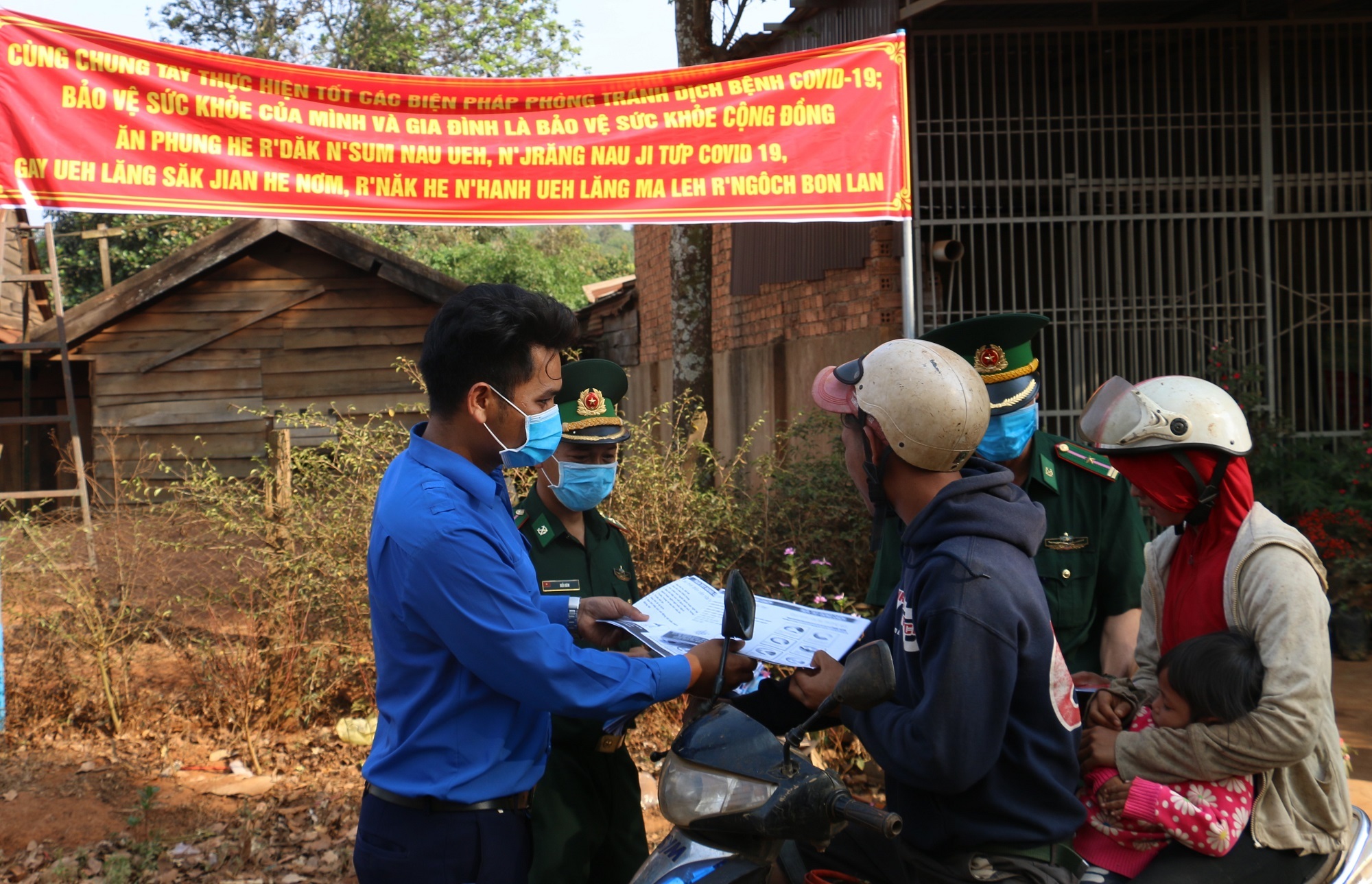 Dịch tài liệu sang tiếng M’Nông giúp bà con hiểu rõ dịch Covid-19 - 3