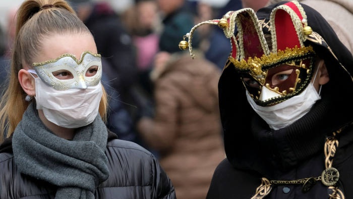 Người châu Âu vẫn tụ tập, lách luật bất chấp dịch bệnh leo thang