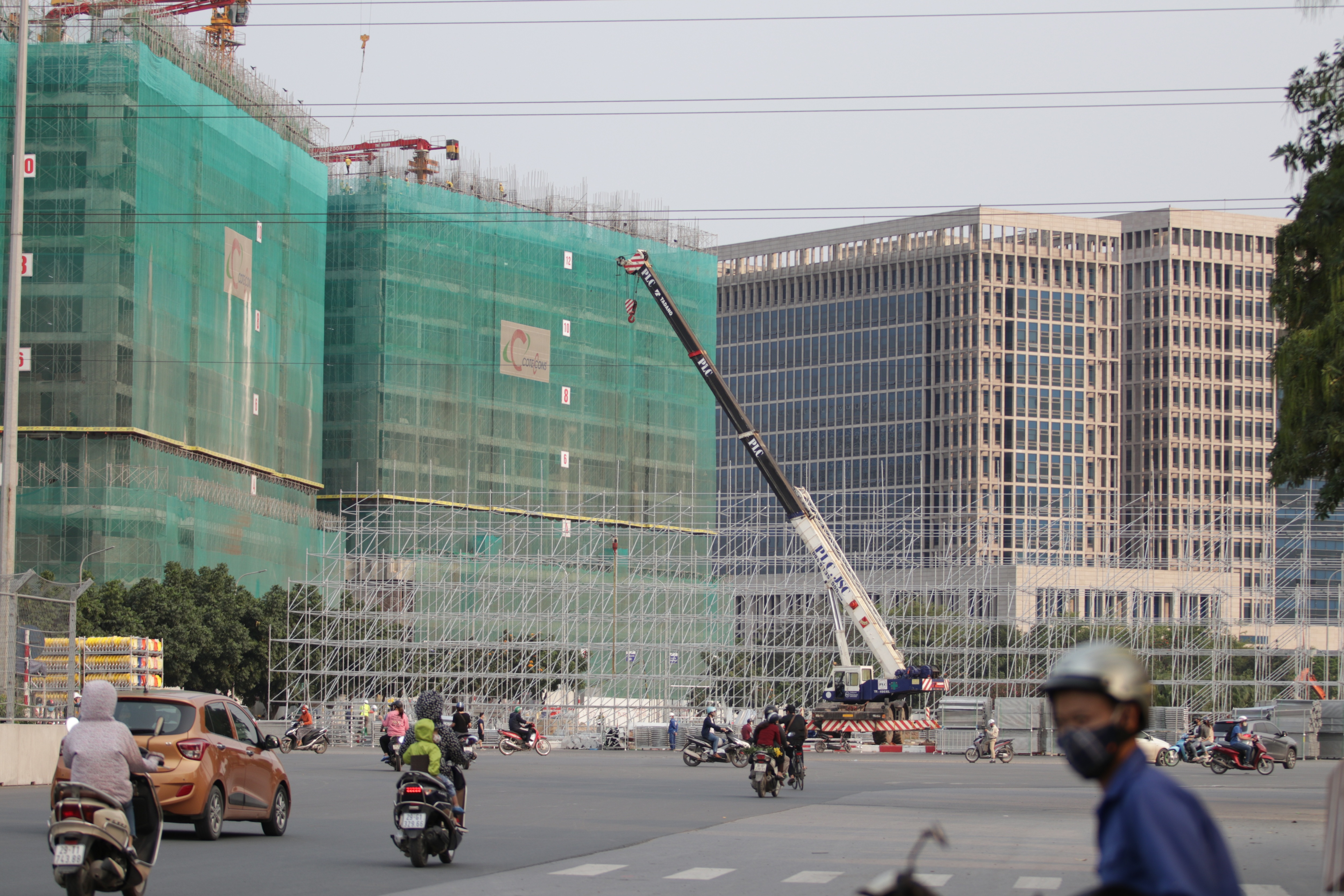 Hà Nội: Tháo dỡ khán đài đường đua F1 vì tạm hoãn đua xe - 2 Hà Nội: Tháo dỡ khán đài đường đua F1 vì tạm hoãn đua xe - 2