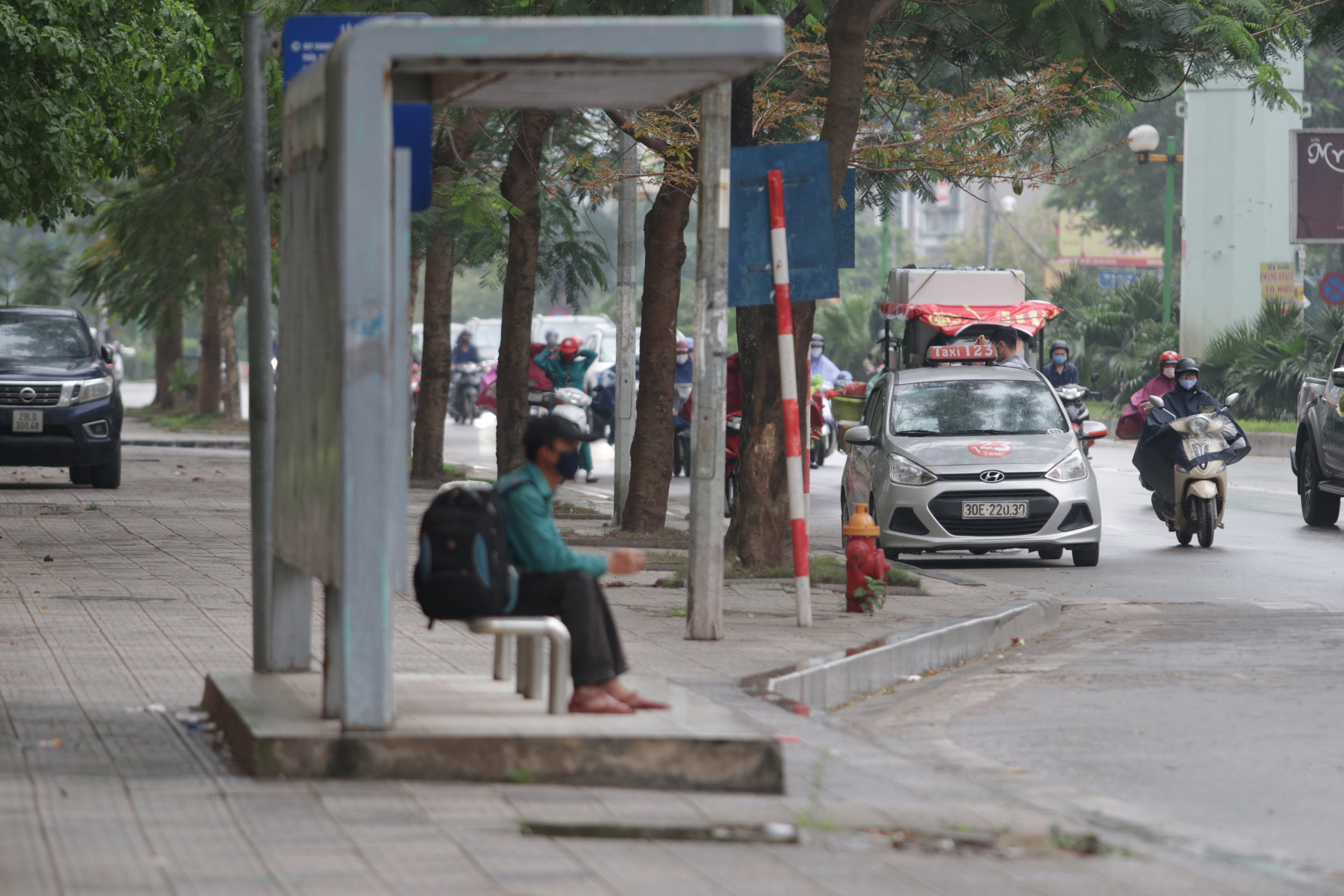 Hà Nội: Nhiều hành khách ngẩn ngơ ngồi đợi hàng giờ ở trạm xe buýt - 9 Hà Nội: Nhiều hành khách ngẩn ngơ ngồi đợi hàng giờ ở trạm xe buýt - 9