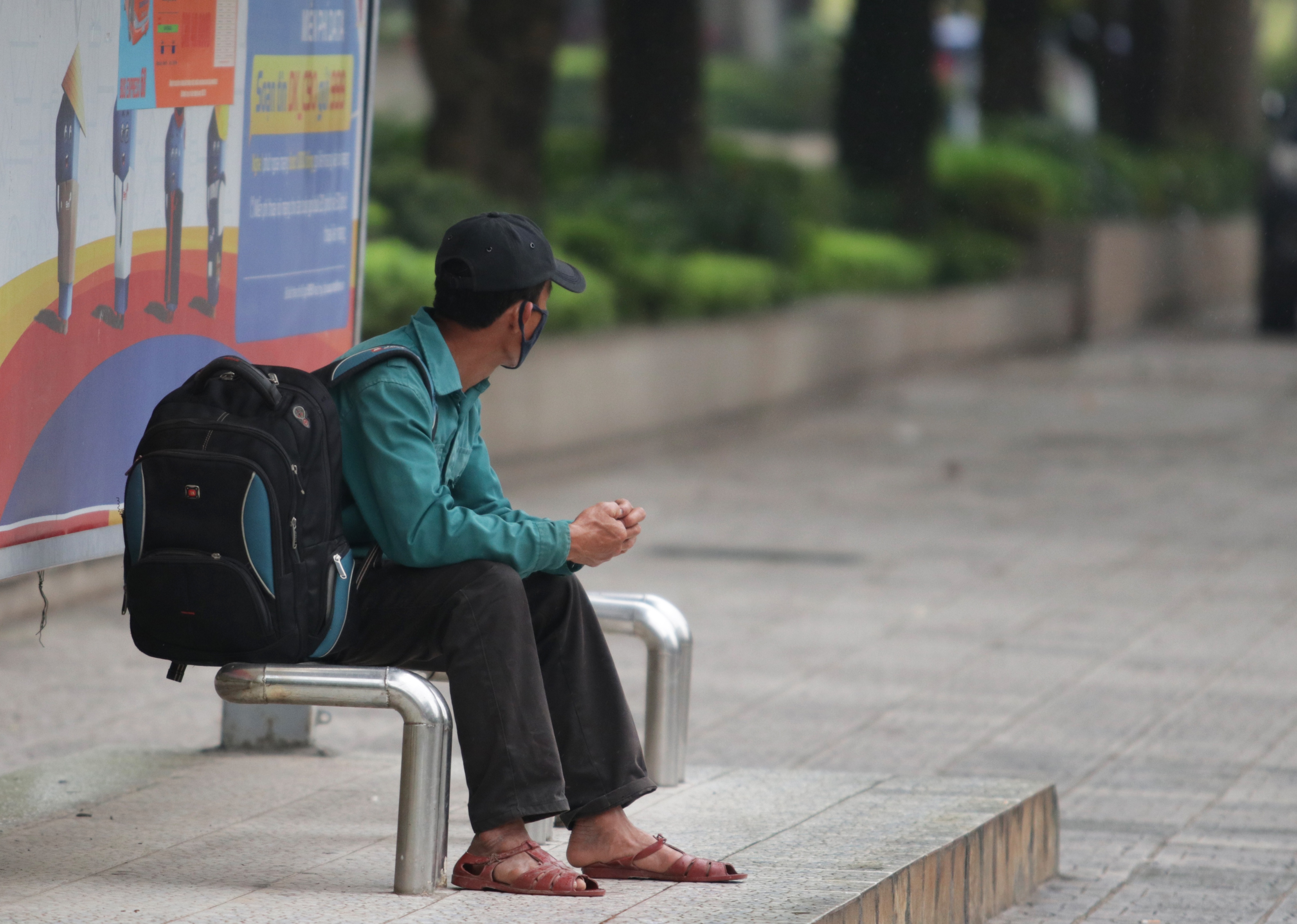 Hà Nội: Nhiều hành khách ngẩn ngơ ngồi đợi hàng giờ ở trạm xe buýt - 10 Hà Nội: Nhiều hành khách ngẩn ngơ ngồi đợi hàng giờ ở trạm xe buýt - 10