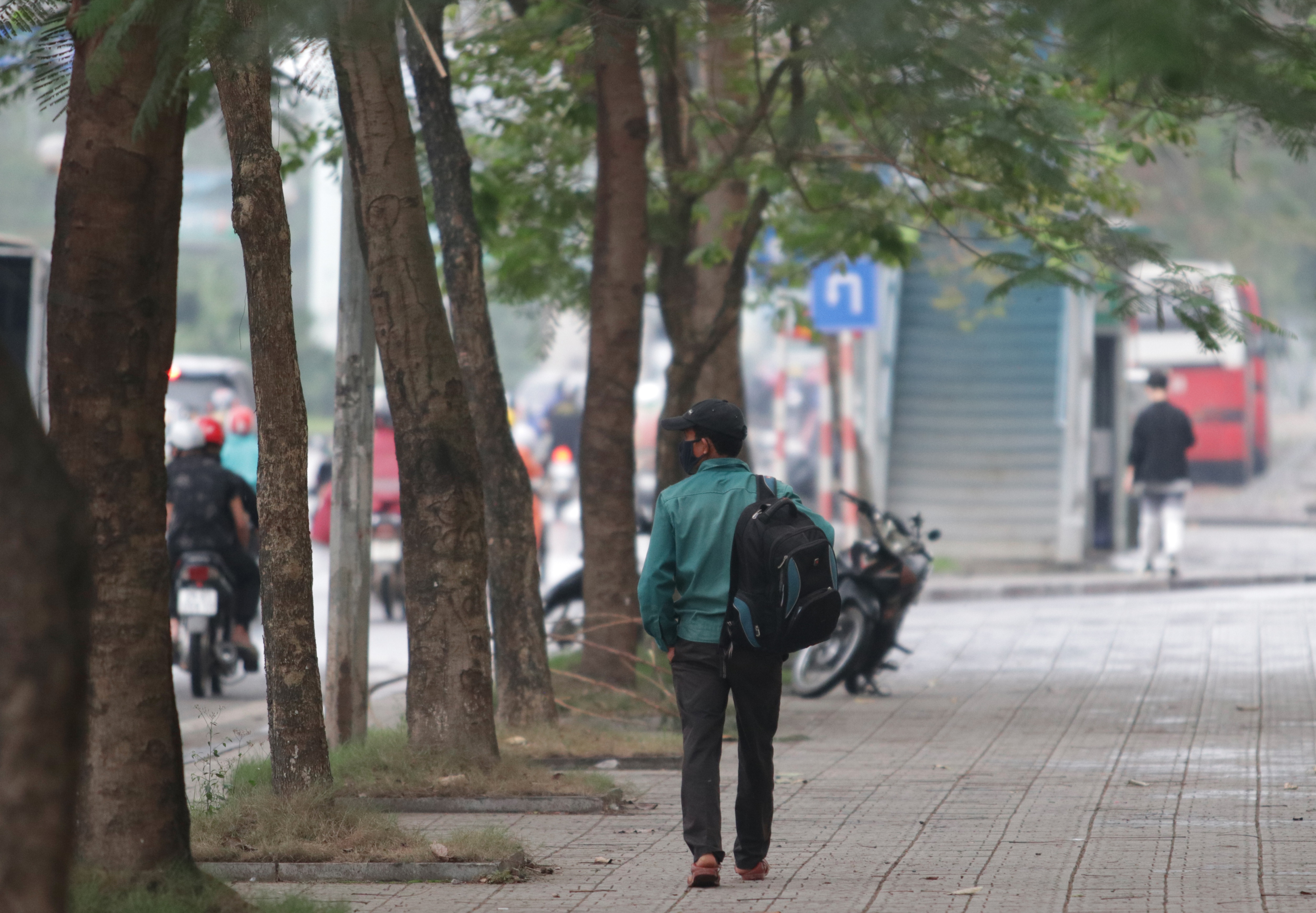 Hà Nội: Nhiều hành khách ngẩn ngơ ngồi đợi hàng giờ ở trạm xe buýt - 11 Hà Nội: Nhiều hành khách ngẩn ngơ ngồi đợi hàng giờ ở trạm xe buýt - 11
