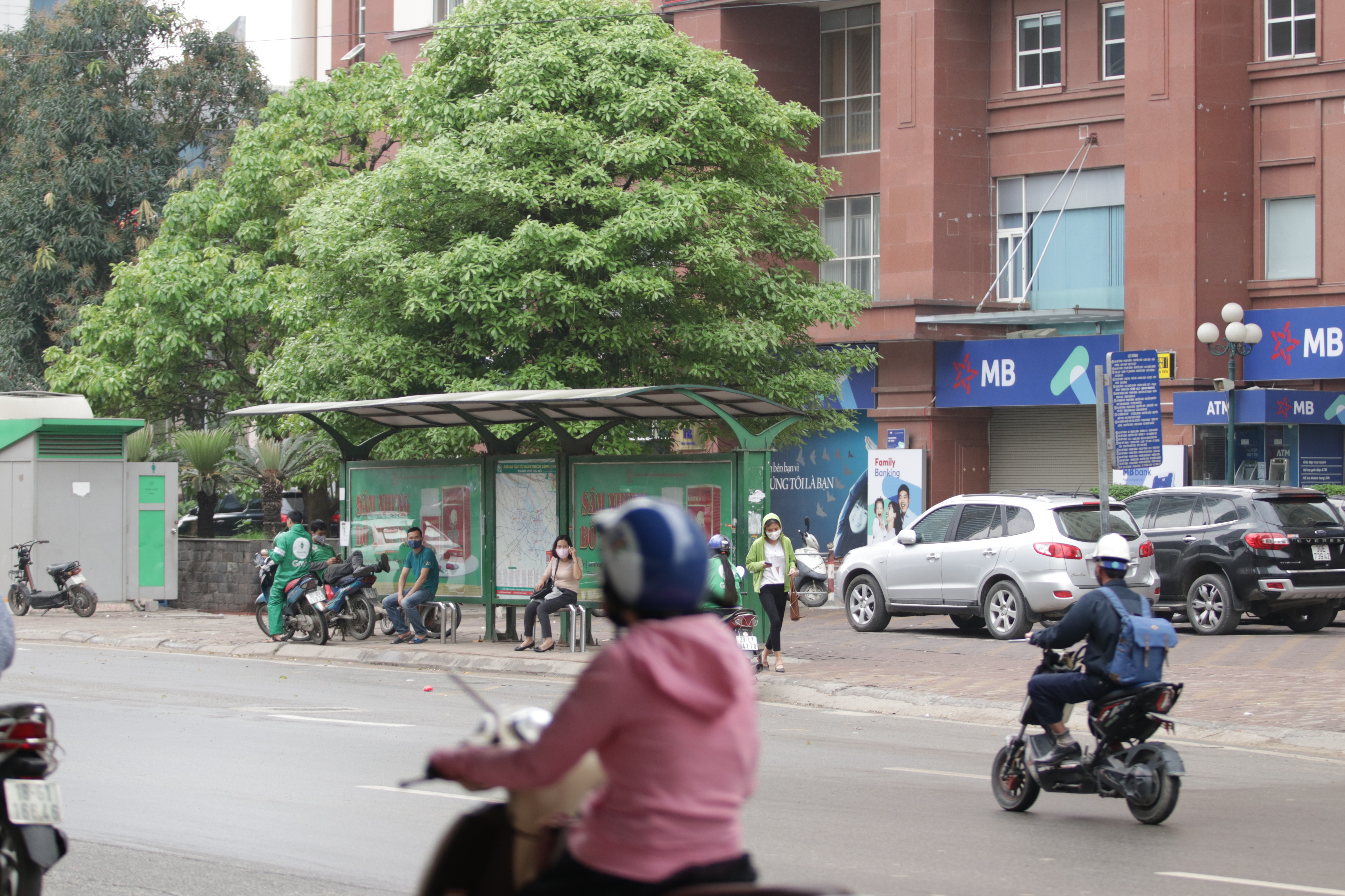 Hà Nội: Nhiều hành khách ngẩn ngơ ngồi đợi hàng giờ ở trạm xe buýt - 1 Hà Nội: Nhiều hành khách ngẩn ngơ ngồi đợi hàng giờ ở trạm xe buýt - 1