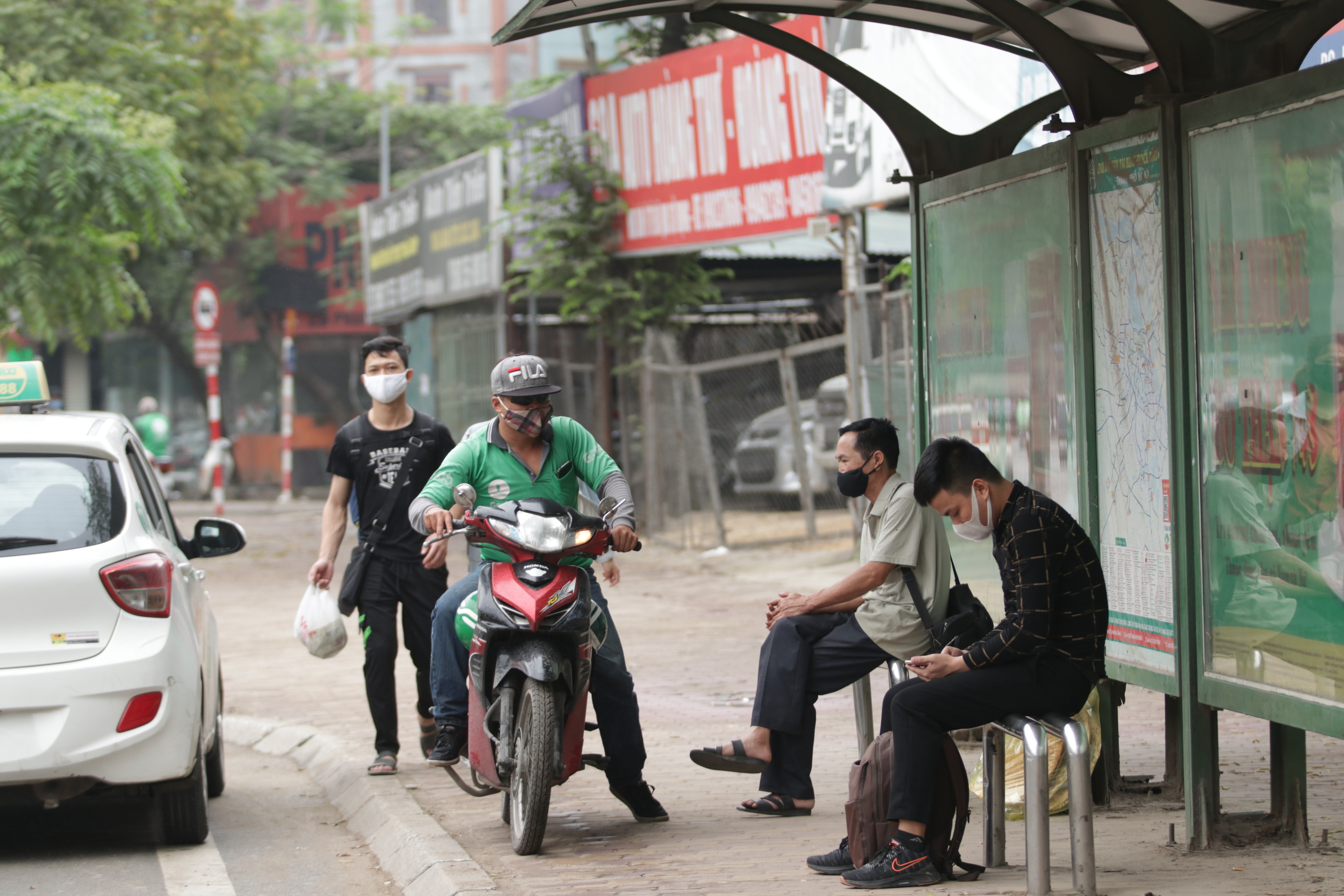 Hà Nội: Nhiều hành khách ngẩn ngơ ngồi đợi hàng giờ ở trạm xe buýt - 3 Hà Nội: Nhiều hành khách ngẩn ngơ ngồi đợi hàng giờ ở trạm xe buýt - 3