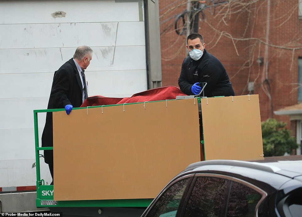 New York dùng bìa cứng che thi thể đưa lên xe đông lạnh