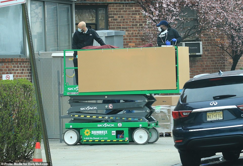 New York dùng bìa cứng che thi thể đưa lên xe đông lạnh