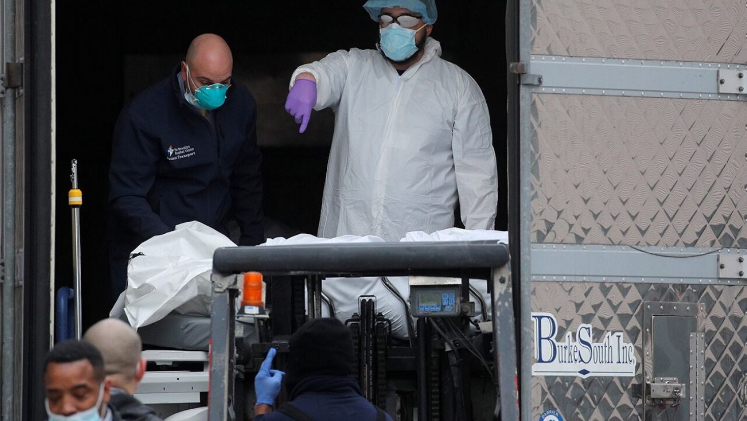 New York dùng bìa cứng che thi thể đưa lên xe đông lạnh