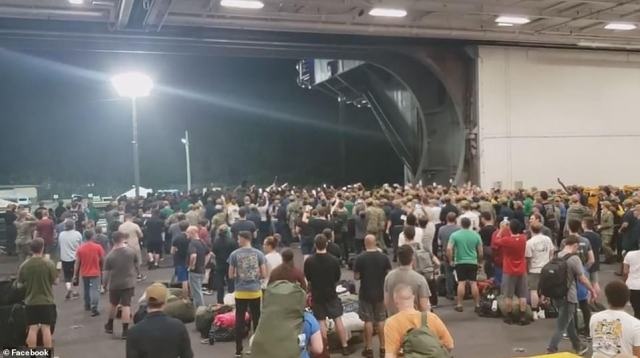 Thủy thủ vỗ tay tạm biệt chỉ huy tàu chiến mất chức vì kêu cứu về Covid-19