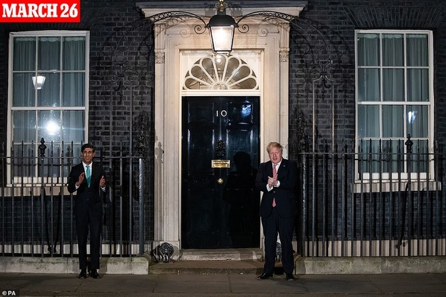 Hai "cuộc chiến" của Thủ tướng Anh trước ngày nhập viện vì Covid-19