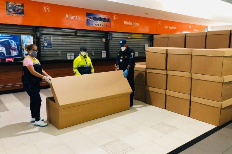 Xác chết rải trên phố vì dịch, Ecuador dùng thùng các-tông làm quan tài