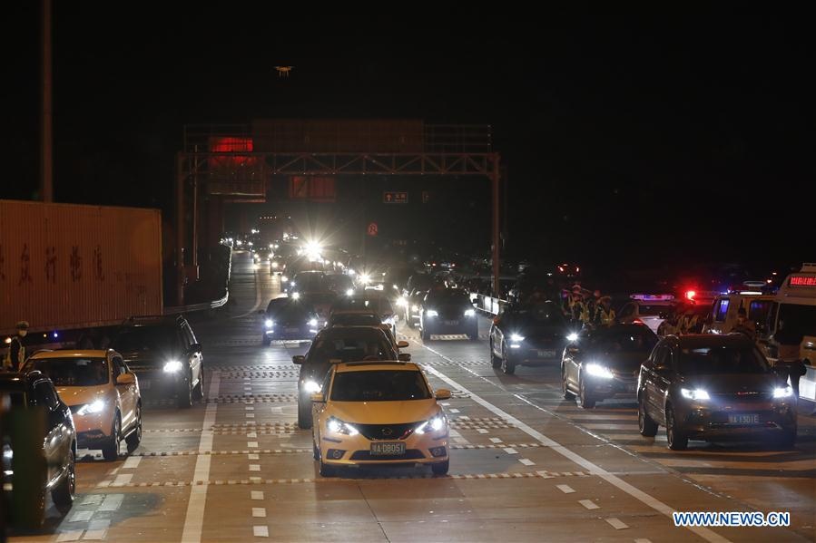 Người dân hối hả di chuyển, đường Vũ Hán ùn tắc sau khi dỡ phong tỏa